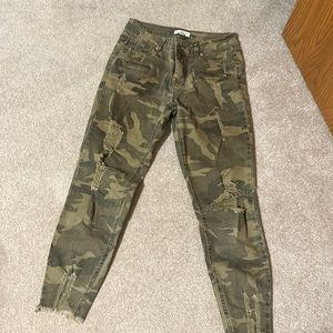 camo capris